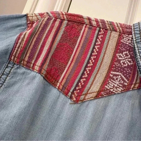 Women’s Lightweight Chambray Western Cowgirl Snap Front Casual Shirt Medium - Picture 6 of 11